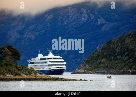 La Stella Australis nave da crociera nel Canale del Beagle, Patagonia, Cile, Sud America Foto Stock