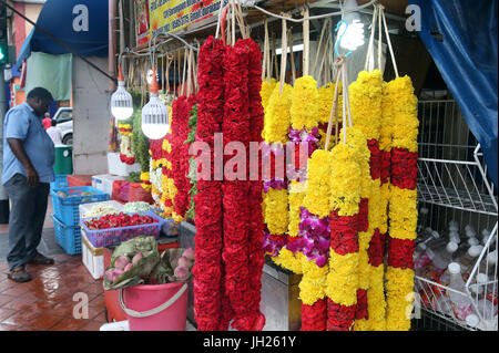 La vendita di fiori, noci di cocco e le altre offerte per la mattina cerimonia puja Singapore. Foto Stock