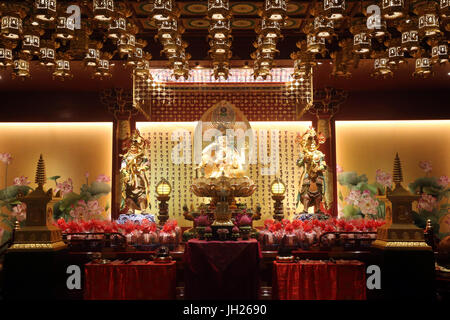 Dente del Buddha reliquia tempio in Chinatown. Buddha Cintamanicakra Bodhisattva Avalokitesvara statua. Singapore. Foto Stock