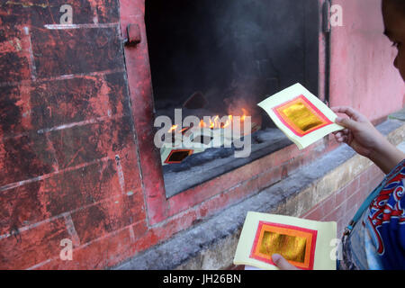 Fame Festival fantasma (Ullambana). Il culto degli antenati. La masterizzazione di inferno di banconote e di altre forme di joss carta. Lian Shan Shuang Lin monastero. Singapore Foto Stock