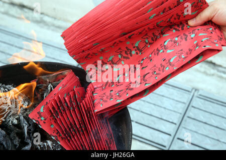 Fame Festival fantasma (Ullambana). Il culto degli antenati. La masterizzazione di inferno di banconote e di altre forme di joss carta. Singapore. Foto Stock