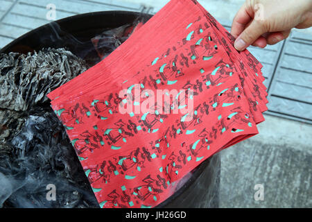 Fame Festival fantasma (Ullambana). Il culto degli antenati. La masterizzazione di inferno di banconote e di altre forme di joss carta. Singapore. Foto Stock