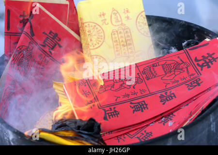 Fame Festival fantasma (Ullambana). Il culto degli antenati. La masterizzazione di inferno di banconote e di altre forme di joss carta. Singapore. Foto Stock