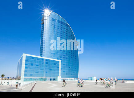 I ciclisti al di fuori del Hotel W a Barceloneta, barcellona catalogna (Catalunya), Spagna, Europa Foto Stock