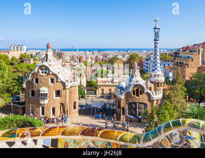 Ingresso lodge a Parc Guell progettato da Antoni Gaudi, UNESCO, con una vista sullo skyline della città di Barcellona, in Catalogna, Spagna Foto Stock