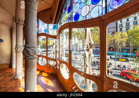 Il vetro macchiato in Casa Batllo, un edificio modernista di Antoni Gaudi, UNESCO, Passeig de Gracia, Barcellona, in Catalogna, Spagna Foto Stock