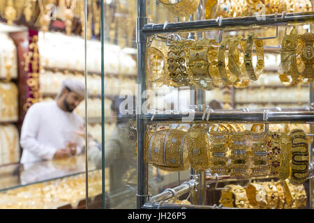 Gioielli in Oro in vendita nel negozio finestra, Gold Souk di Dubai, Emirati Arabi Uniti, Medio Oriente Foto Stock