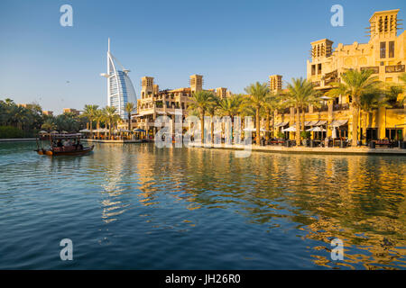 Vista del Burj Al Arab da Madinat Jumeirah, Dubai, Emirati Arabi Uniti, Medio Oriente Foto Stock