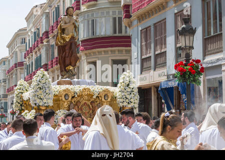 La gente del posto che prendono parte alla risurrezione Parade la Domenica di Pasqua, Malaga, Costa del Sol, Andalusia, Spagna, Europa Foto Stock