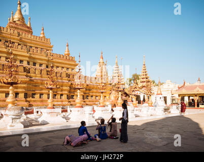 La Pagoda Shwezigon, Nyaung-U, vicino a Bagan (pagano), Mandalay Regione, Myanmar (Birmania), Asia Foto Stock