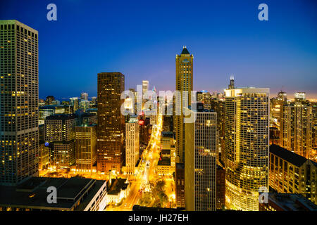Skyline della città di notte, Chicago, Illinois, Stati Uniti d'America, America del Nord Foto Stock