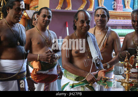 Sri Vadapathira Kaliamman tempio indù. Bramino indù sacerdoti. Singapore. Foto Stock