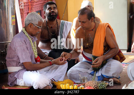 Sri Vadapathira Kaliamman tempio indù. Bramino indù sacerdoti. Puja cerimonia. Singapore. Foto Stock