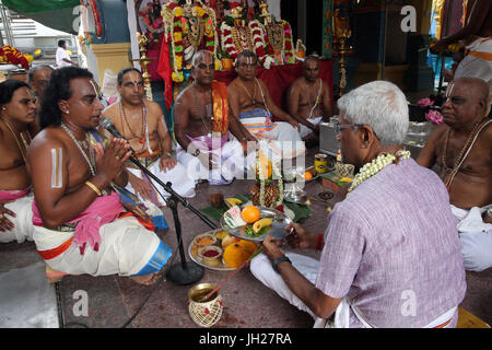 Sri Vadapathira Kaliamman tempio indù. Bramino indù sacerdoti. Puja cerimonia. Singapore. Foto Stock