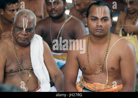 Sri Vadapathira Kaliamman tempio indù. Bramino indù sacerdoti. Singapore. Foto Stock