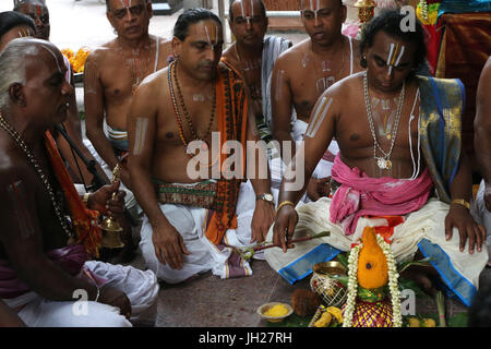 Sri Vadapathira Kaliamman tempio indù. Bramino indù sacerdoti. Puja cerimonia. Singapore. Foto Stock