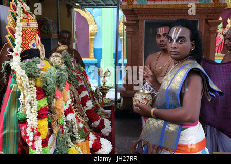 Sri Vadapathira Kaliamman tempio indù. Bramino indù sacerdoti. Puja cerimonia. Singapore. Foto Stock