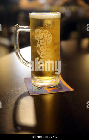 Bicchiere di birra Tiger in un bar. Singapore. Foto Stock