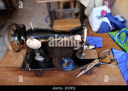 Workshop Tayloring in Africa. Macchina per cucire. Lomé. Il Togo. Foto Stock