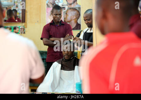 Barbiere. Workshop di parrucchiere in Africa. Lomé. Il Togo. Foto Stock