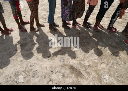 La scuola primaria in Africa. Scolari indossando corlored flip-flop. Lomé. Il Togo. Foto Stock