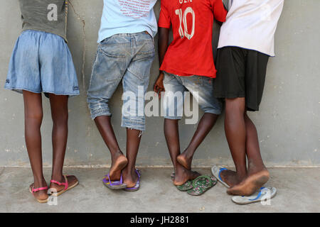 La scuola primaria in Africa. Scolari indossando corlored flip-flop. Lomé. Il Togo. Foto Stock