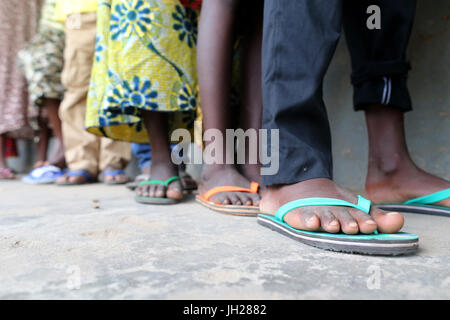 La scuola primaria in Africa. Scolari indossando corlored flip-flop. Lomé. Il Togo. Foto Stock