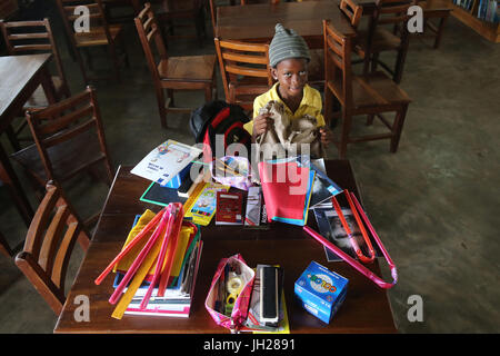 Africani scuola primaria. Bambino sponsorizzato dalla ONG la Chaine de l'Espoir. Lomé. Il Togo. Foto Stock