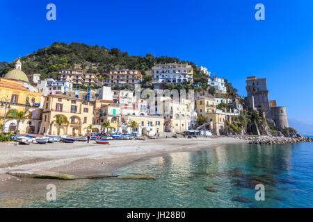 Cetara, pittoresco e sobrio paesino di pescatori, Costiera Amalfitana, Sito Patrimonio Mondiale dell'UNESCO, Campania, Italia, Europa Foto Stock