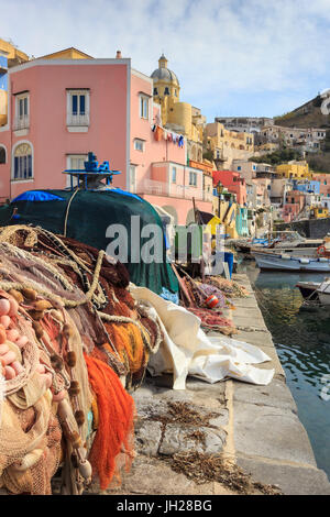Marina Corricella, grazioso villaggio di pescatori, colorate case di pescatori e reti da pesca, Isola di Procida e della baia di Napoli, Italia Foto Stock