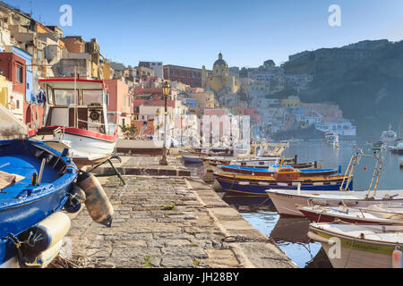 Marina Corricella, grazioso villaggio di pescatori, colorate case di pescatori, barche e reti, Isola di Procida e della baia di Napoli, Italia Foto Stock
