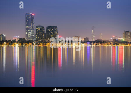 West Lake e la skyline di Hanoi, Vietnam, Indocina, Asia sud-orientale, Asia Foto Stock