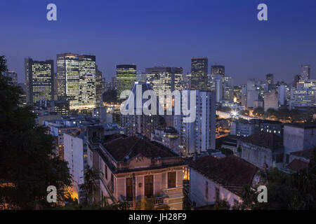 Vista dei grattacieli del centro della città, con Santa Teresa in primo piano, Rio de Janeiro, Brasile Foto Stock