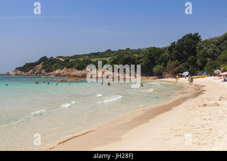 Bagnanti sulla spiaggia di sabbia circondate dal mare turchese e campo da golf di Sperone, Bonifacio Corsica del Sud, Francia, Mediterranea Foto Stock