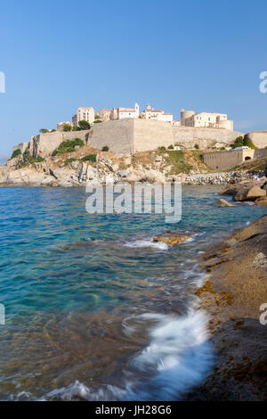 La vecchia cittadella fortificata sul promontorio circondato dal mare limpido, Calvi, Balagne, Northwest Corsica, Francia Foto Stock