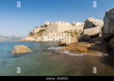 La vecchia cittadella fortificata sul promontorio circondato dal mare limpido, Calvi, Balagne in Corsica, Francia, Mediterranea Foto Stock