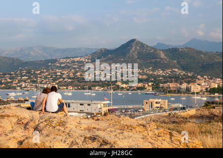 Ai turisti di ammirare il mare e le barche a vela attorno al villaggio di Ile Rousse Balagne in Corsica, Francia, Mediterraneo, Europa Foto Stock