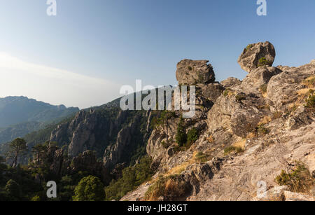 La modellate rocce nel Parco Naturale del l'Ospedale massiccio, Piscia di Gallo, Zonza, Sud Corsica, Francia, Europa Foto Stock