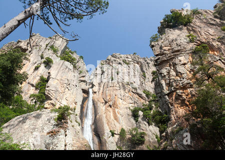 Blue sky frame che la Piscia di Gallo cascata circondata da rocce granitiche, Zonza, Sud Corsica, Francia, Europa Foto Stock