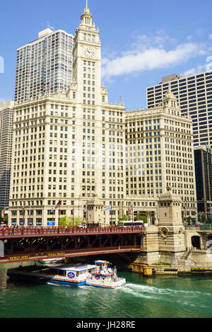 In barca per visite guidate passando sotto DuSable Ponte sul Fiume di Chicago con la Wrigley Building dietro, Chicago, Illinois, Stati Uniti d'America Foto Stock