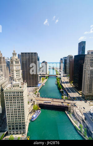 Torri lungo il fiume Chicago verso il lago Michigan, Chicago, Illinois, Stati Uniti d'America, America del Nord Foto Stock
