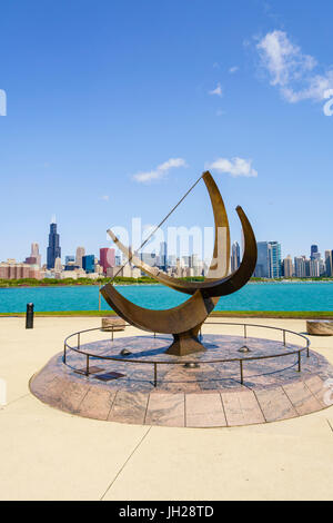 Il Planetarium Adler meridiana con il lago Michigan e dello skyline della città al di là, Chicago, Illinois, Stati Uniti d'America Foto Stock