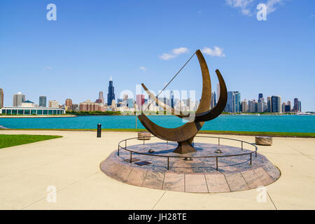 Il Planetarium Adler meridiana con il lago Michigan e dello skyline della città al di là, Chicago, Illinois, Stati Uniti d'America Foto Stock