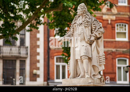 Statua di Sir Hans Sloane, 1660-1753, da Simon Smith, 2007, presso la Duke of York's Square, a Chelsea, Londra, Inghilterra, Regno Unito Foto Stock