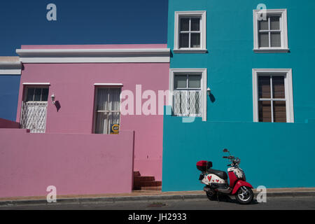 Case vivacemente colorate con dipinto di scooter davanti, Waal Street a Bo-Kaap, il malese e zona musulmana, Città del Capo Foto Stock