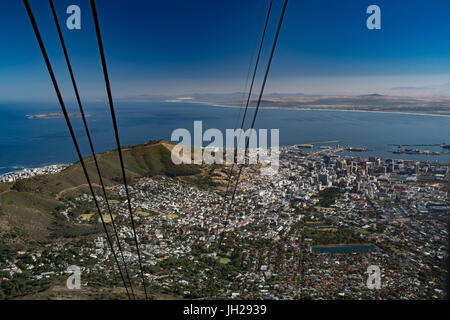 Vista dalla cima della montagna della tavola attraverso Table Bay, dalla funivia, Cape Town, Sud Africa e Africa Foto Stock