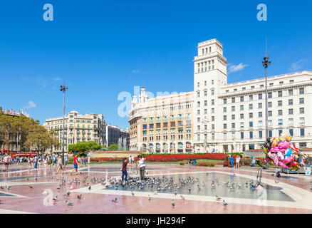 Plaça de Catalunya, una grande piazza nel centro della città di Barcellona e della Catalogna (Catalunya), Spagna, Europa Foto Stock