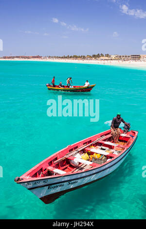 I pescatori di portare le loro catture di pesce in barche da pesca a Santa Maria, Isola di Sal, Isole di Capo Verde, Oceano Atlantico, Africa Foto Stock