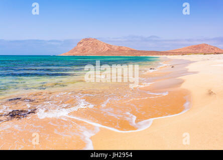 Vuoto spiaggia sabbiosa e baia vicino a Monte Leao mountain (Sleeping Lion montagna), Isola di Sal, Capo Verde, Oceano Atlantico, Africa Foto Stock