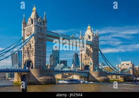 Il Tower Bridge oltre il Fiume Tamigi e dello skyline della città tra cui Cheesegrater e cetriolino grattacieli al di là, London, England, Regno Unito Foto Stock